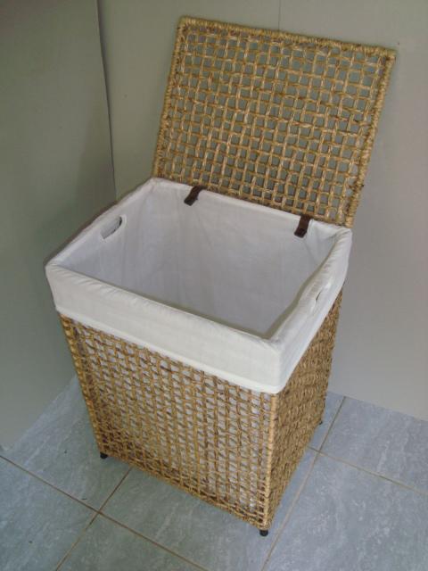 Reed laundry basket with lid